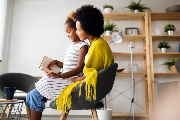 Joyeux Livre Lecture Petite Fille Avec Mère Maison Éducation Concept — Photo