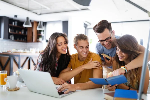 Grupo Feliz Estudantes Amigos Estudando Juntos Divertindo — Fotografia de Stock