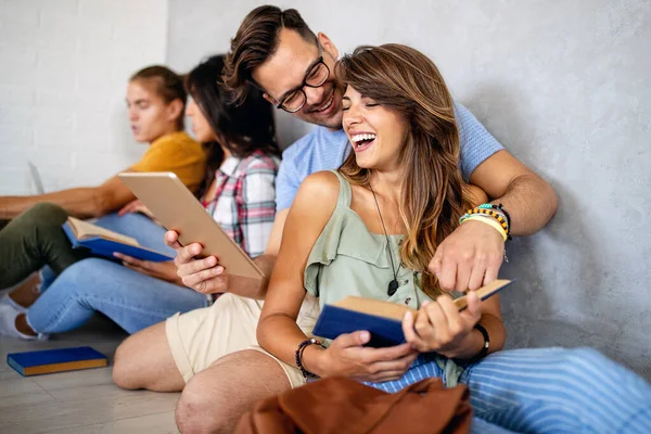 Šťastná Skupina Studentů Přátelé Studující Společně Baví — Stock fotografie