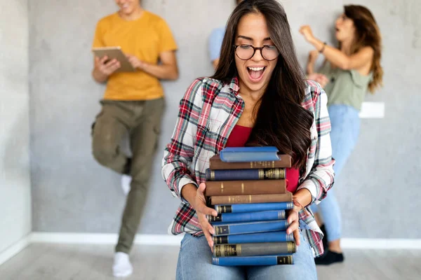 Menschen Wissen Bildung Lesen Und Schulkonzept Glückliches Studentenmädchen Mit Buch — Stockfoto