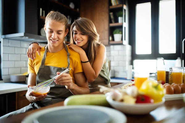 Jovem Casal Feliz Amor Está Desfrutando Preparando Refeição Saudável Sua — Fotografia de Stock