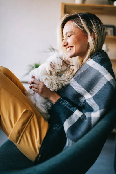 Schöne Frau Spielt Mit Welpen Auf Dem Sofa Hause Hund — Stockfoto