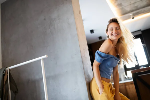 Feliz Hermosa Energía Joven Mujer Siente Feliz Disfrutar Concepto Vida —  Fotos de Stock