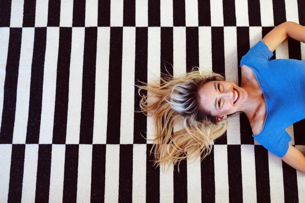 Evdeki güzel sarışın kadının rahatlatıcı portresi.