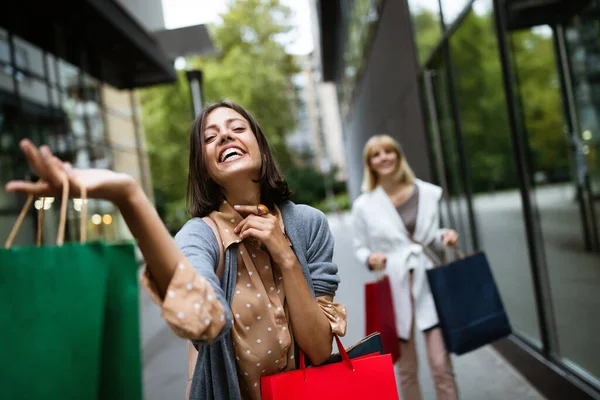 Jovens Mulheres Bonitas Com Sacos Compras Divertindo Rua Cidade — Fotografia de Stock