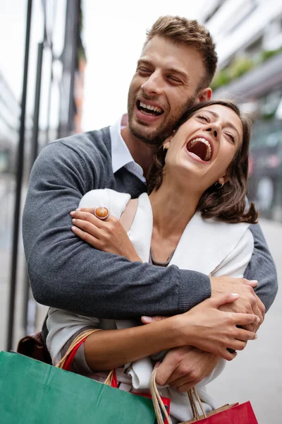 Jovem Casal Feliz Com Sacos Compras Cidade Pessoas Venda Amor — Fotografia de Stock