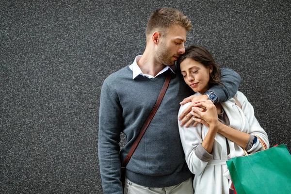 快乐的年轻夫妇与购物袋 爱情消费主义和人的概念 — 图库照片