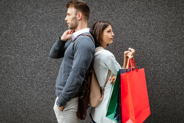 Salg Rejse Kærlighed Forbrugerisme Mennesker Koncept Glad Par Med Indkøbsposer - Stock-foto