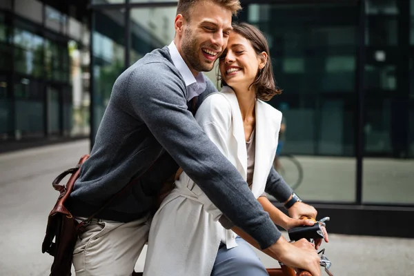 一对快乐的年轻夫妇在户外骑自行车玩乐的画像 — 图库照片