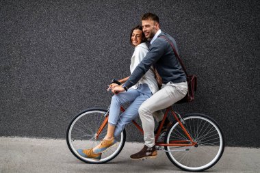 Gülümseyen mutlu çift dışarıda birlikte eğleniyor. İnsanlar, çiftler, mutluluk, aşk konsepti