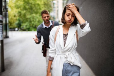 Hayal kırıklığına uğramış çift dışarıda tartışıyor ve evlilik sorunları yaşıyor.