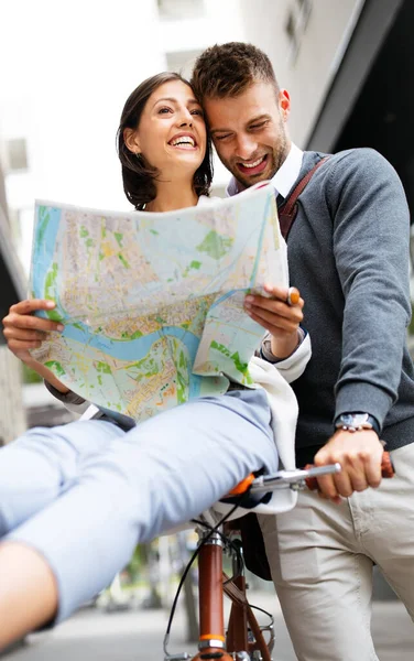 约会和旅游概念 笑美丽的夫妇爱上了地图在城市里 — 图库照片