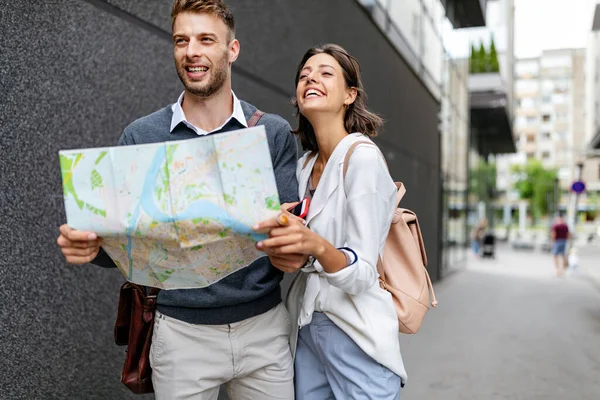 カップル デートや観光の概念 幸せな笑顔の女性と男の愛の街の地図と歩く — ストック写真