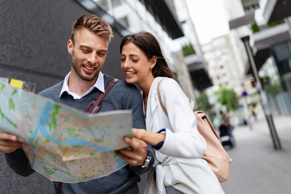 Feliz Joven Pareja Viajeros Sosteniendo Mapa Las Manos Aire Libre —  Fotos de Stock