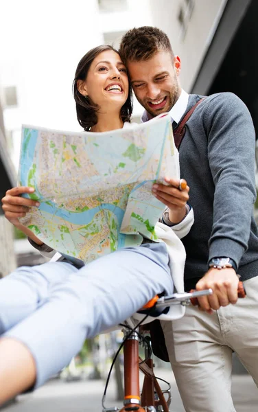 Vacaciones Citas Concepto Turismo Sonriendo Hermosa Pareja Enamorada Mapa Ciudad — Foto de Stock