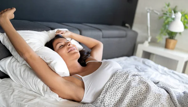 Mujer Estirándose Cama Después Despertar Entrando Día Feliz Relajado Después — Foto de Stock