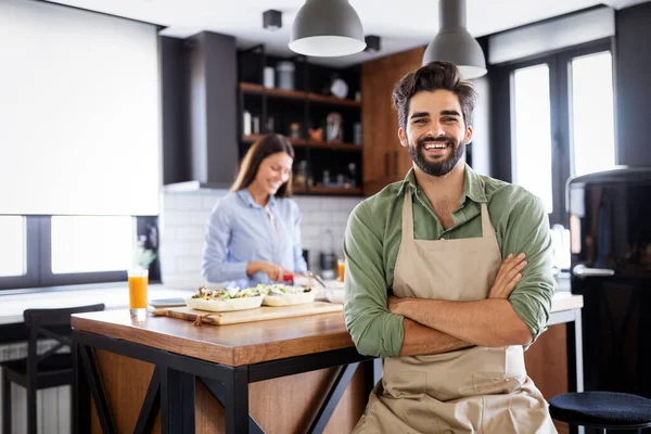 Glückliche Freunde Lieben Paar Köche Auf Der Küche Kochen — Stockfoto