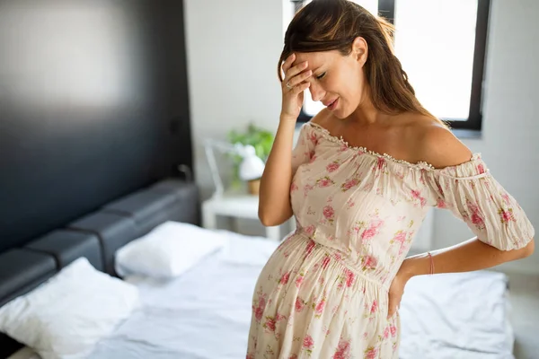 Mooie Zwangere Vrouw Verwacht Baby Met Pijn — Stockfoto