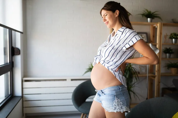 Güzel Hamile Kadın Acı Içinde Bebek Bekliyor — Stok fotoğraf