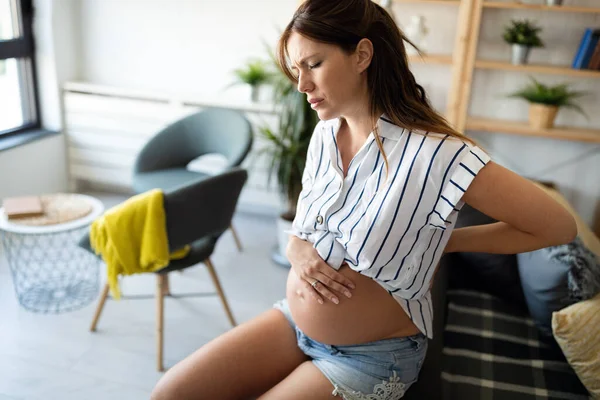 痛みを持つ赤ちゃんを期待する美しい妊婦 — ストック写真