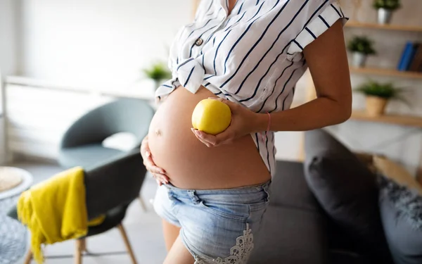 Vacker Ung Gravid Kvinna Äter Hälsosam Mat — Stockfoto
