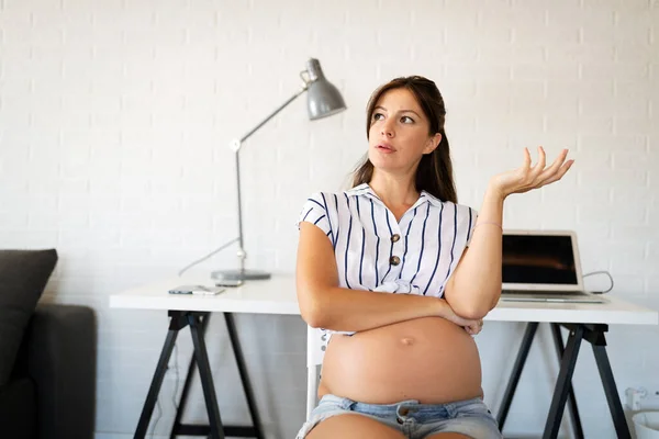 Mladá Těhotná Žena Pracuje Domova Koncepce Kariéry Těhotenství — Stock fotografie