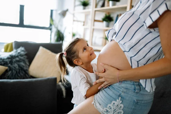 Mooie Zwangere Vrouw Met Schattig Kind Dochter Zwangerschap Familie Liefde — Stockfoto