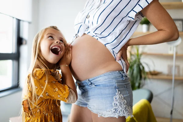 Familie Fericită Mama Gravidă Fiica Sărutându Relaxant Jucându Acasă — Fotografie, imagine de stoc