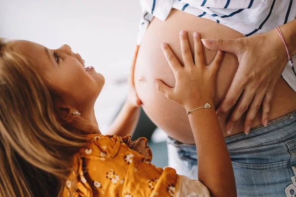 Mooie Zwangere Vrouw Met Schattig Kind Dochter Zwangerschap Familie Liefde — Stockfoto