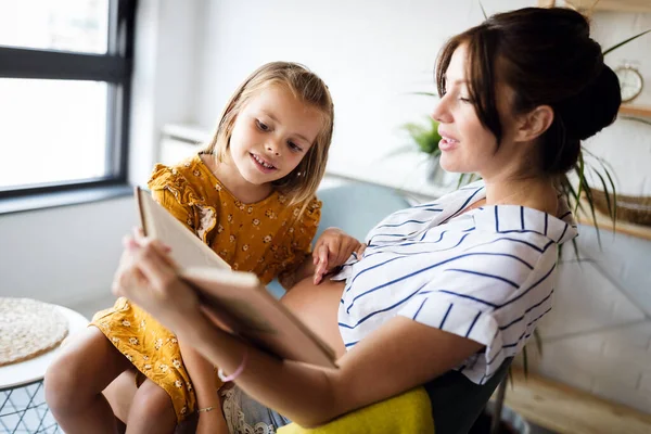Κοπέλα Και Έγκυος Μητέρα Της Διαβάζουν Μαζί Βιβλίο Ευτυχισμένες Οικογενειακές — Φωτογραφία Αρχείου