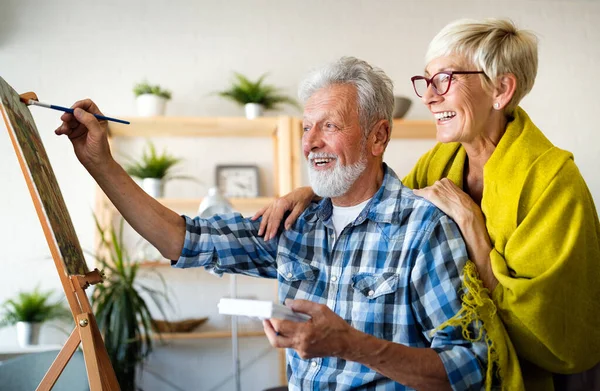 Liebevolle Fürsorgliche Senioren Entspannen Hause Reifer Mann Und Frau Verbringen — Stockfoto