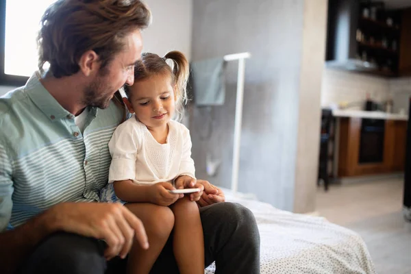 Padre Hija Niña Jugando Juntos Feliz Familia Amorosa — Foto de Stock