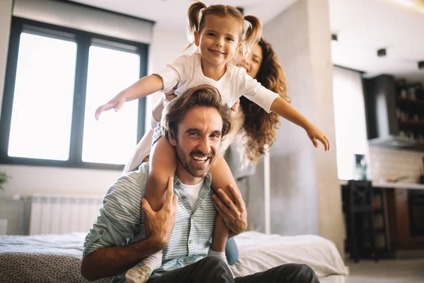 Glückliche Junge Familie Hat Spaß Hause — Stockfoto