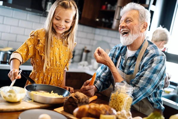 Glücklich Lächelnde Großeltern Die Spaß Mit Kindern Hause Haben — Stockfoto