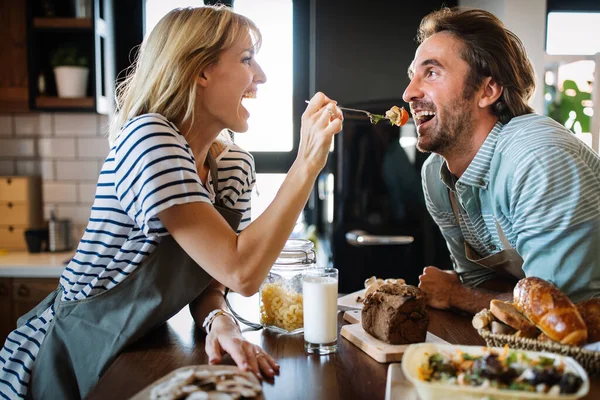 Vackra Unga Vackra Par Pratar Och Ler Medan Matlagning Hälsosam — Stockfoto