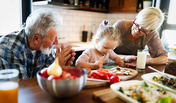 Glücklich Lächelnde Großeltern Spielen Mit Ihrer Enkelin — Stockfoto