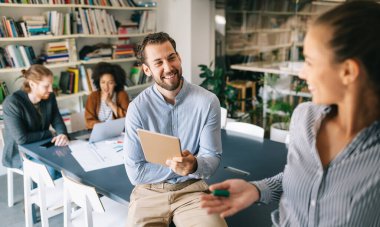 Mimarların portresi, ofiste tartışan iş adamları.