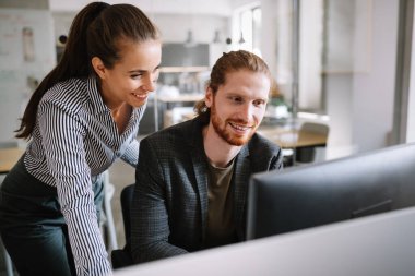 Yazılım mühendisleri şirkette proje ve programlama üzerinde çalışan insanlar