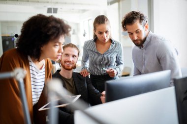 Bilgi teknolojisi şirketinde işbirliği yapan programcılar