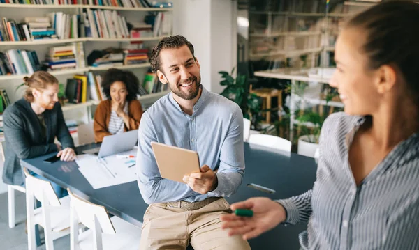 Mimarların portresi, ofiste tartışan iş adamları.