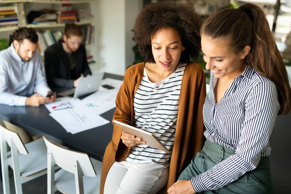 Porträt Von Architekten Geschäftsleuten Gespräch Büro — Stockfoto