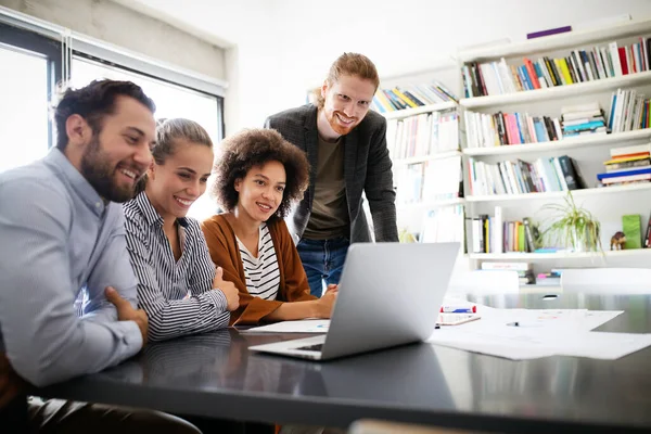 Mimarların portresi, ofiste tartışan iş adamları.