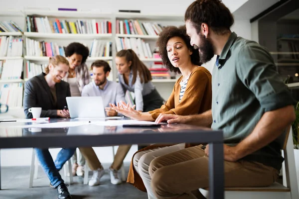 Gode Forretningsfolk Arkitekter Som Diskuterer Jobber Embetet – stockfoto