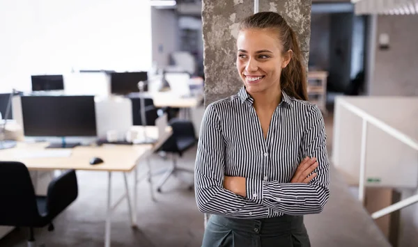 Portrait Belle Femme Affaires Souriante Heureuse Bureau — Photo