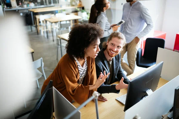 Programadores Que Cooperan Trabajando Empresa Tecnología Información —  Fotos de Stock