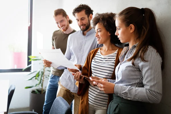 Gruppo Persone Una Riunione Lavoro Discutendo Idee Ufficio — Foto Stock