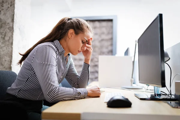 Excesso Trabalho Frustrado Jovem Empresária Frente Computador Escritório — Fotografia de Stock