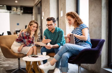 İş arkadaşları buluşmada beyin fırtınası ve fikir alışverişinde bulunuyor.