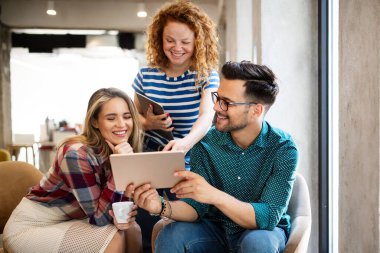 Yaratıcı beyin fırtınası. Mutlu genç iş adamları, tasarımcılar, mimarlar ofiste takım olarak çalışıyorlar.
