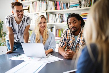 Proje üzerinde birlikte çalışıyoruz. Genç iş arkadaşları ofiste çalışıyor.